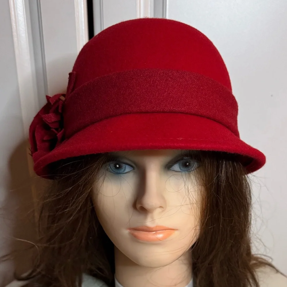 Angela & William Women's Wool Felt Cloche - Picture 2 of 6